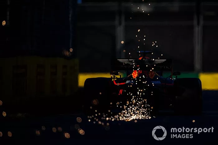 Scintille dalla monoposto di Max Verstappen, Red Bull Racing RB15