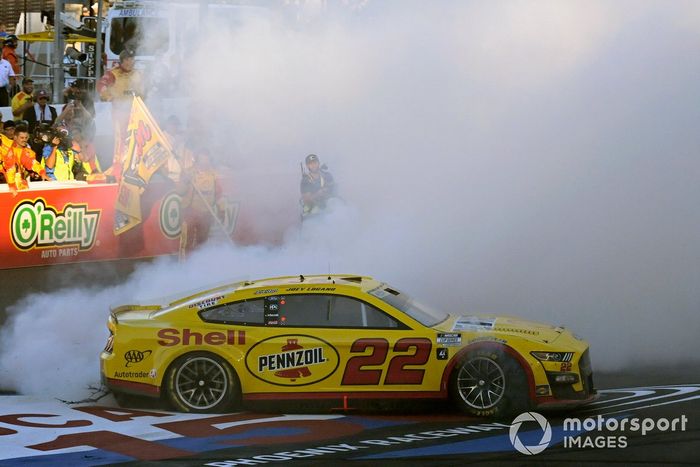 El Campeón de la Copa Nascar Joey Logano, Equipo Penske, Ford Mustang