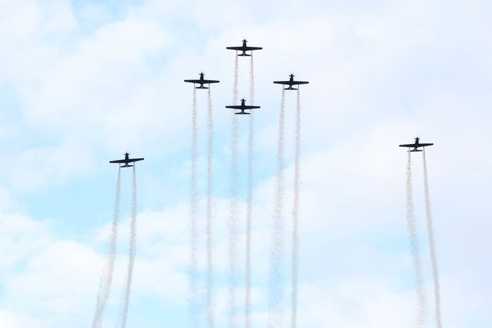 Una exhibición aérea entretiene a los aficionados