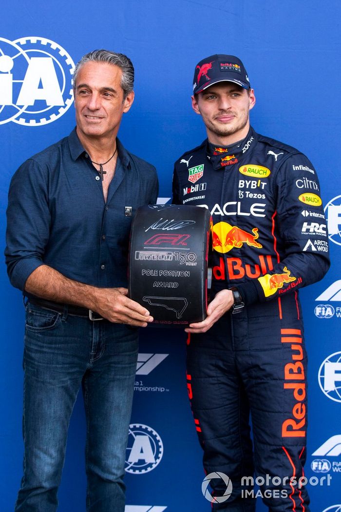 Max Verstappen, Red Bull Racing, recibe el premio Pirelli Pole Position de parte de Carlos Slim Domit