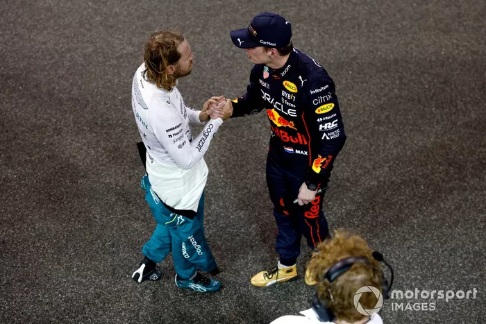 Sebastian Vettel, Aston Martin, felicita a Max Verstappen, Red Bull Racing, 1ª posición, en la parrilla tras la carrera