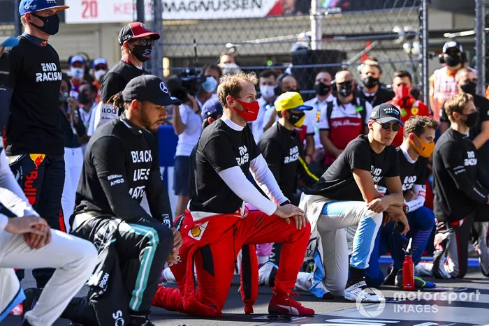 Los pilotoss se paran y se arrodillan en apoyo de la campaña para el fin del racismo