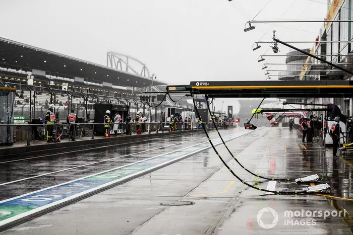 Equipo y lluvia en el pit lane