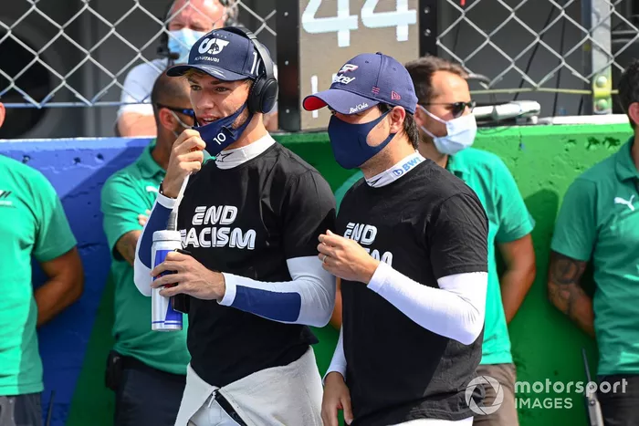 Pierre Gasly, AlphaTauri, y Sergio Pérez, Racing Point, en la parrilla