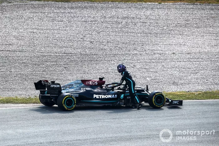 Lewis Hamilton, Mercedes W12, sufre una avería durante la FP2