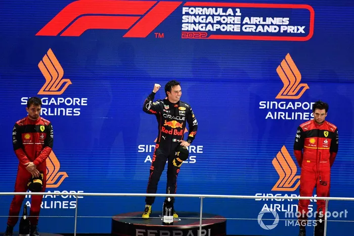 Podio: segundo lugar Charles Leclerc, Ferrari, ganador Sergio Pérez, Red Bull Racing, tercer lugar Carlos Sainz, Ferrari 