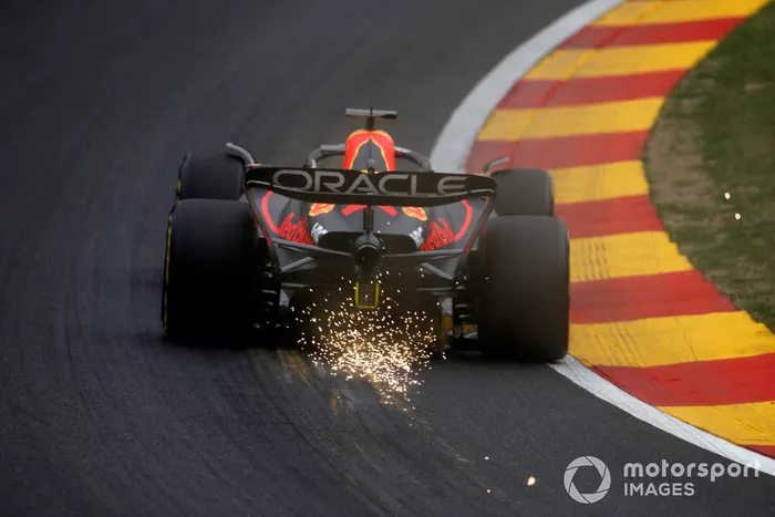 Las chispas salen de Max Verstappen, Red Bull Racing RB18