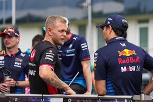 Kevin Magnussen, Haas F1 Team, Sergio Pérez, Red Bull Racing, Max Verstappen, Red Bull Racing y Logan Sargeant, Williams Racing, en el desfile de pilotos.