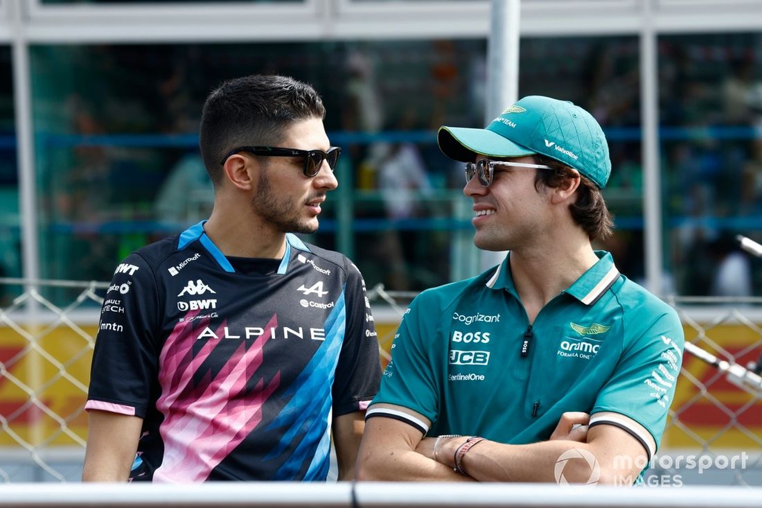 Esteban Ocon, da Alpine F1 Team, e Lance Stroll, da Aston Martin F1 Team, assistem ao desfile dos pilotos 