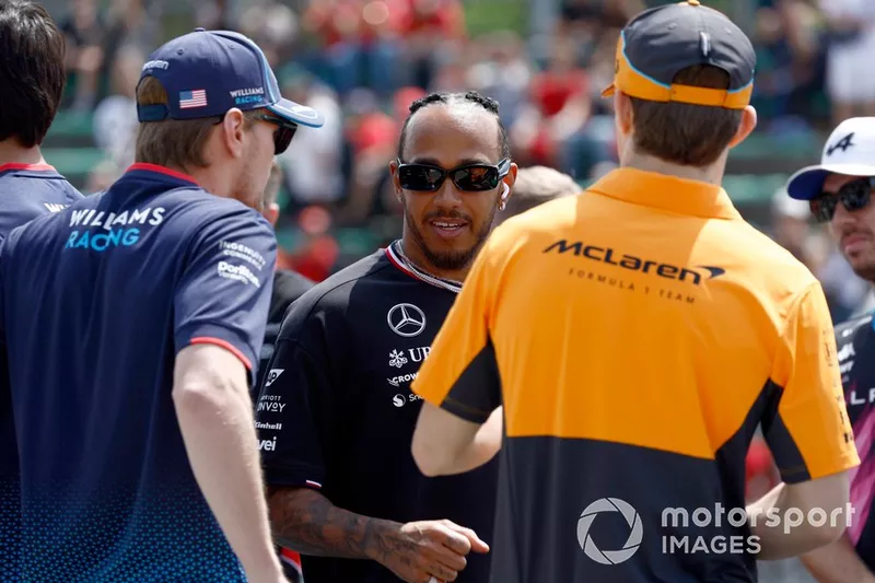 Logan Sargeant, Williams Racing, Lewis Hamilton, Mercedes-AMG F1 Team, Oscar Piastri, McLaren F1 Team, lors de la parade des pilotes 