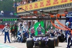 Daniel Ricciardo, RB F1 Team VCARB 01, entra en el pit lane para una parada en boxes