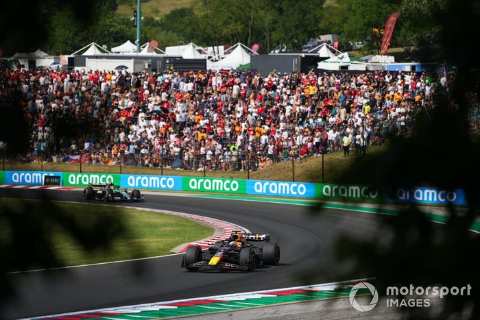 Max Verstappen, Red Bull Racing RB20, Lewis Hamilton, Mercedes F1 W15