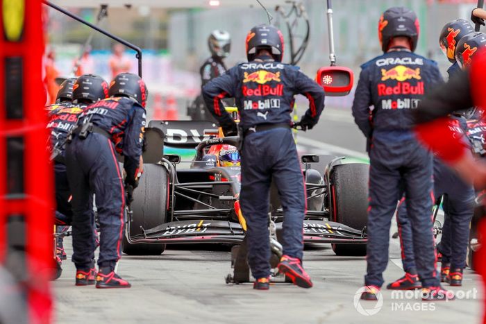 Sergio Pérez, Red Bull Racing RB18, en boxes