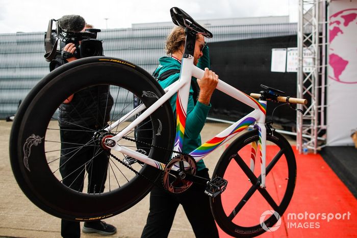 Sebastian Vettel, Aston Martin, lleva una bicicleta