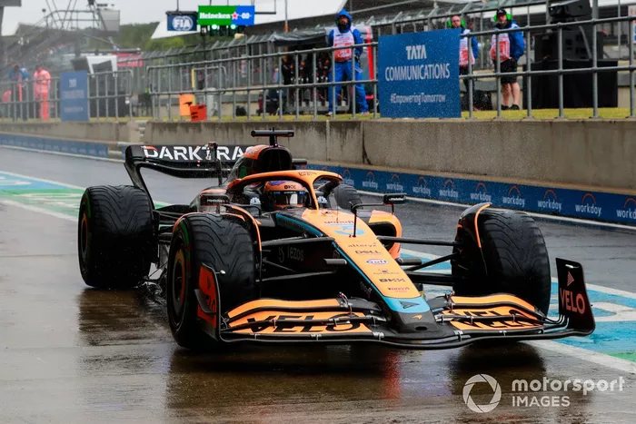 Daniel Ricciardo, McLaren MCL36, en boxes