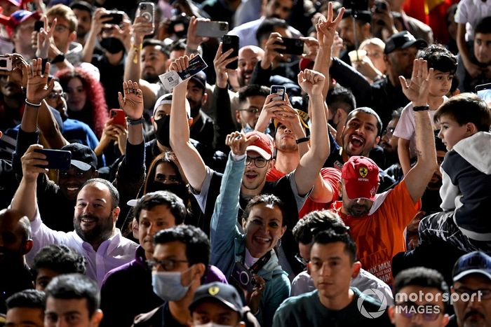 Los fans animan en la ceremonia del podio