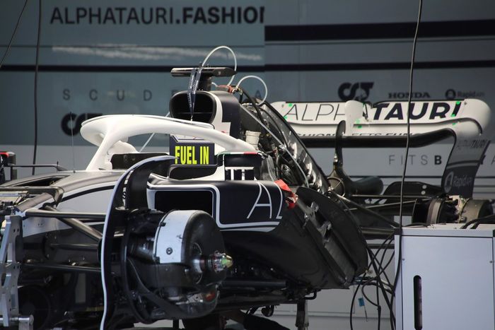 El AT03 de AlphaTauri en el garaje
