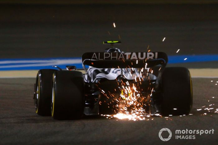 Las chispas salen de la parte trasera del coche de  Yuki Tsunoda, AlphaTauri AT03
