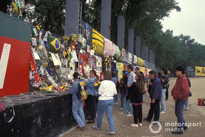 Los fans rinden homenaje a Ayrton Senna