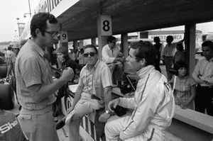 Mauro Forghieri habla con Jacky Ickx en el pit lane