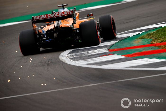 Carlos Sainz Jr., McLaren MCL35 sacando chispas