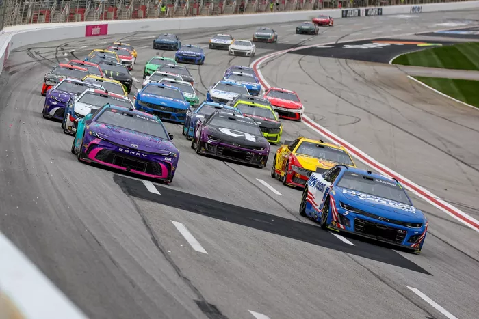 Kyle Larson, Hendrick Motorsports Chevrolet, Bubba Wallace, 23XI Racing Toyota