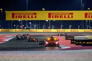 El coche de seguridad Max Verstappen, Red Bull Racing RB20, Lando Norris, McLaren MCL38, el resto del campo.