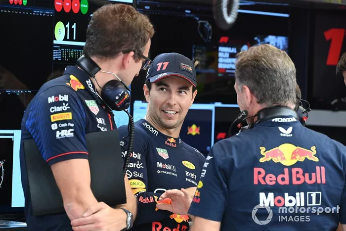Sergio Pérez, Red Bull Racing, con su ingeniero y Christian Horner, Team Principal, Red Bull Racing