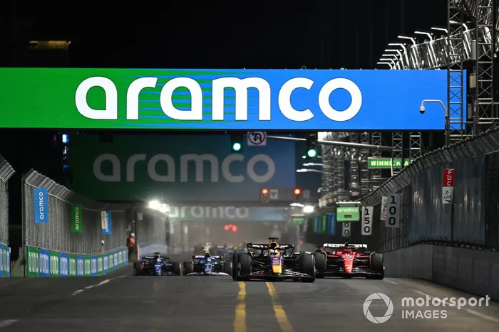 Max Verstappen, Red Bull Racing RB19, Charles Leclerc, Ferrari SF-23, George Russell, Mercedes F1 W14, Pierre Gasly, Alpine A523, el resto de la parrilla.