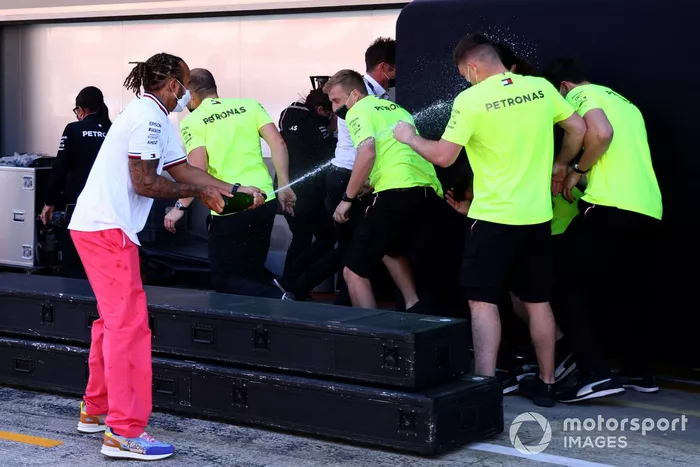 Lewis Hamilton, Mercedes, primera posición, celebra con champán y sus compañeros de equipo 