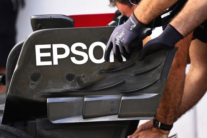 Detalle del alerón trasero del Mercedes W12