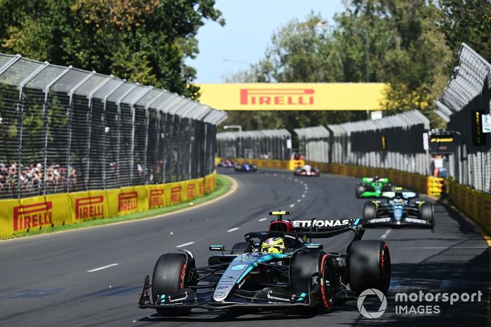 Lewis Hamilton, Mercedes F1 W15, Fernando Alonso, Aston Martin AMR24, Valtteri Bottas, Kick Sauber C44