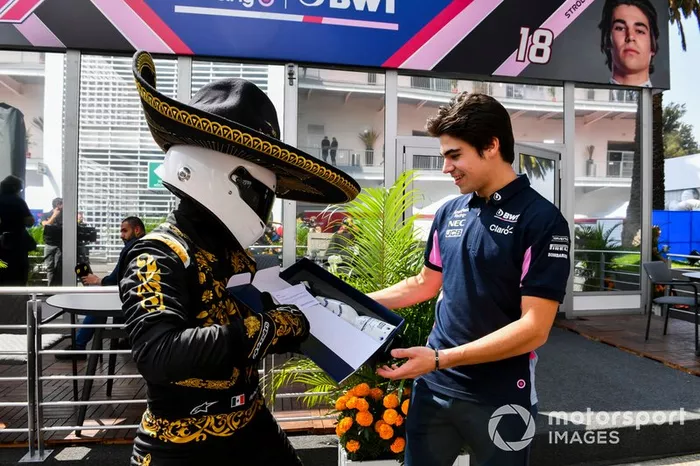 Mario Achi, Mexican GP Promoter con Lance Stroll, Racing Point con una botella de Tequila 