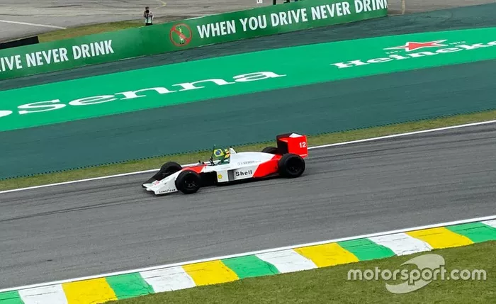 Bruno Senna conduce el McLaren MP4/4