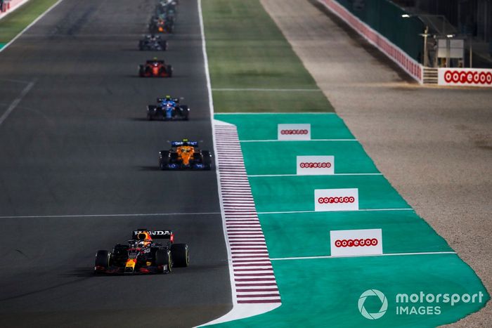 Max Verstappen, Red Bull Racing RB16B, Lando Norris, McLaren MCL35M, y Esteban Ocon, Alpine A521