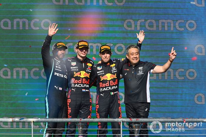 Podio: segundo lugar Lewis Hamilton, Mercedes, ganador Max Verstappen, Red Bull Racing, tercer lugar Sergio Pérez, Red Bull Racing y Masashi Yamamoto, Director de Honda Motorsport