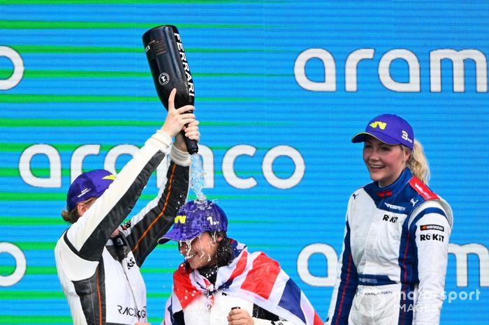 Podio: ganadora de la carrera y campeona Jamie Chadwick celebra con Abbi Pulling y Emma Kimilainen