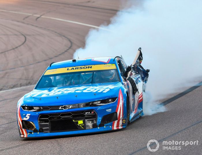 Campeón Kyle Larson, Hendrick Motorsports, Chevrolet Camaro HendrickCars.com
