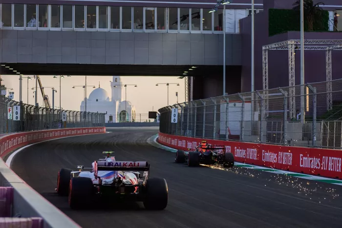 Sergio Pérez, Red Bull Racing RB16B, Mick Schumacher, Haas VF-21