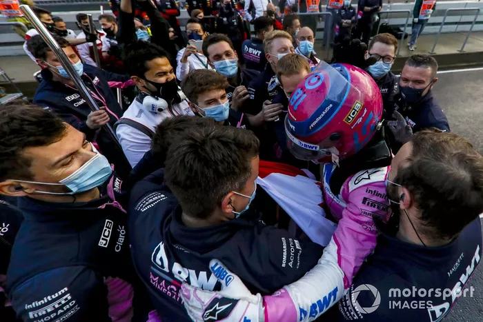 Ganador de la pole Lance Stroll, Racing Point, celebra