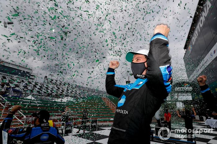 Ganador #10 Wayne Taylor Racing Acura ARX-05 Acura DPi: Filipe Albuquerque celebra