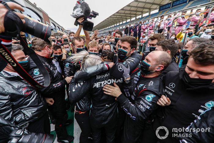 Lewis Hamilton, Mercedes-AMG F1 es felicitado por el equipo después de ganar su 7º título de campeón del mundo