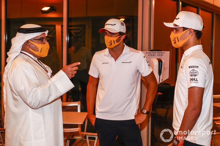 El Príncipe Heredero Salman bin Hamad bin Isa Al Khalifa charla con Carlos Sainz Jr., McLaren, y Lando Norris, McLaren 
