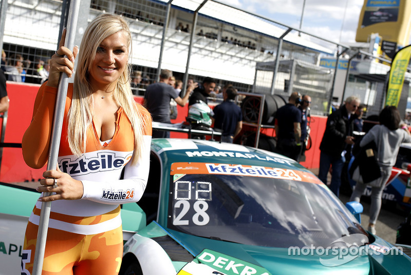 Una chica de la parrilla para #28 Montaplast by Land-Motorsport Audi R8 LMS: Sheldon van der Linde, Kelvin van der Linde  