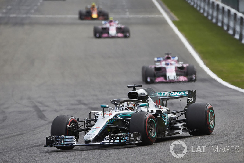 Lewis Hamilton, Mercedes AMG F1 W09, y Sergio Perez, Racing Point Force India VJM11