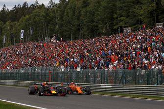 Daniel Ricciardo, Red Bull Racing RB14 and Stoffel Vandoorne, McLaren MCL33 battle