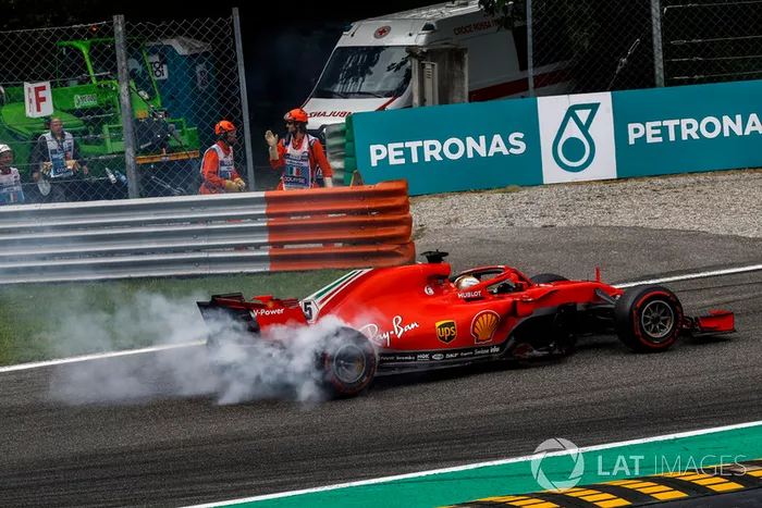 Sebastian Vettel, Ferrari SF71H tras tocarse con Lewis Hamilton, Mercedes AMG F1 W09 