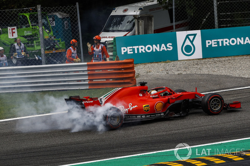 Sebastian Vettel, Ferrari SF71H melintir setelah senggolan dengan Lewis Hamilton, Mercedes AMG F1 W09