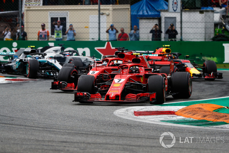 Kimi Raikkonen, Ferrari SF71H, por delante de Sebastian Vettel, Ferrari SF71H, Lewis Hamilton, Mercedes AMG F1 W09, and Max Verstappen, Red Bull Racing RB14, al inicio de la carrera