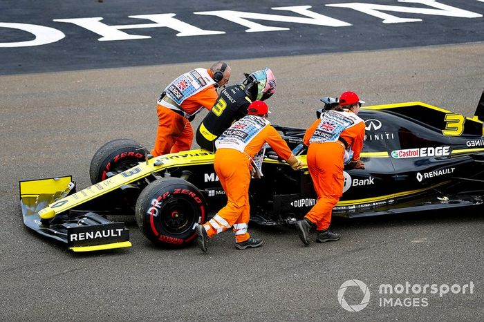 Los comisarios ayudan a Daniel Ricciardo, Renault F1 Team R.S.19, tras un fallo del coche